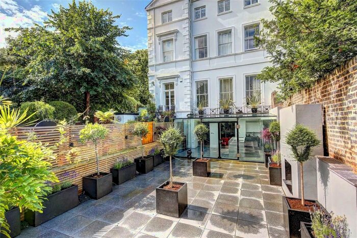 3 Bedroom Flat To Rent In Portland Terrace, The Green, Richmond, TW9