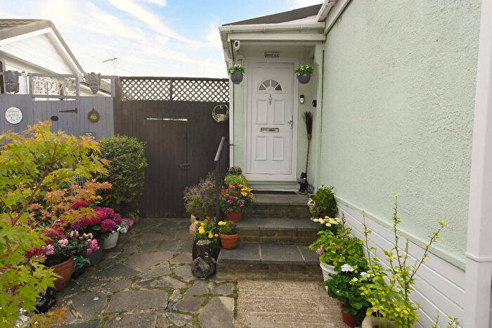 1 Bedroom Park Home For Sale In Sunset Drive, Romford, RM4