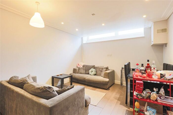 3 Bedroom Apartment To Rent In Hornsey Road, Holloway, London, N7