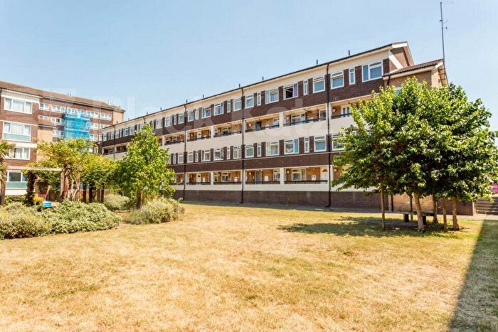4 Bedroom Flat To Rent In Guerin Square, Mile End / Bow, E3