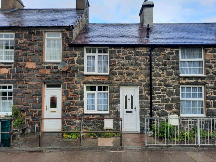 2 Bedroom House To Rent In Penmaen View, Llanfairfechan, LL33