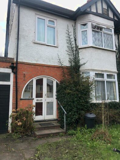 3 Bedroom Semi-Detached House To Rent In Woodlands Road, Sparkhill, B11