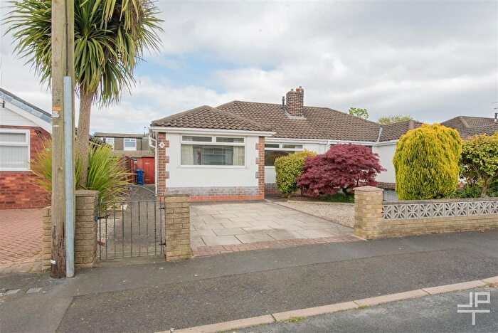 2 Bedroom Semi-detached Bungalow To Rent In Chestnut Grove, Hindley Green, Wigan, WN2