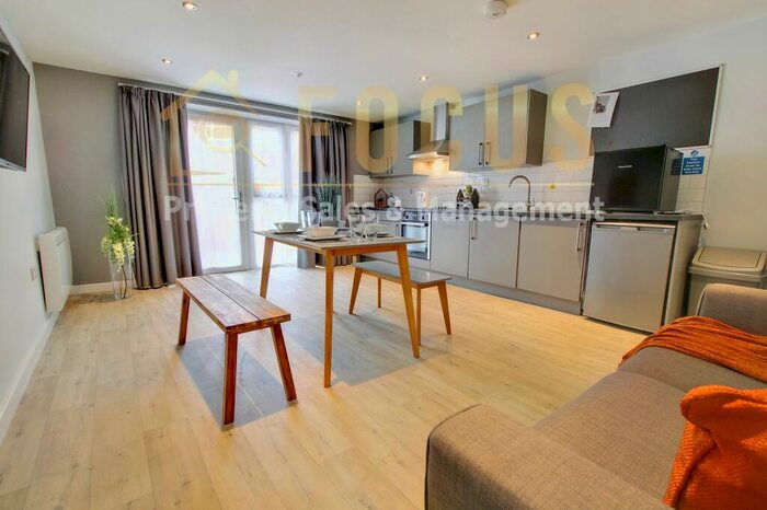 2 Bedroom Town House To Rent In Clarendon Park Road, Leicester, LE2