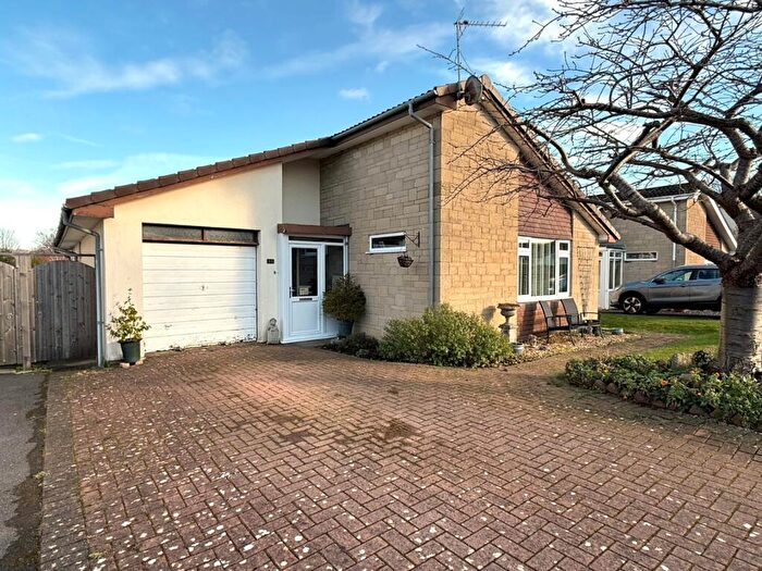 3 Bedroom Bungalow For Sale In Walnut Close, Nailsea, North Somerset, BS48