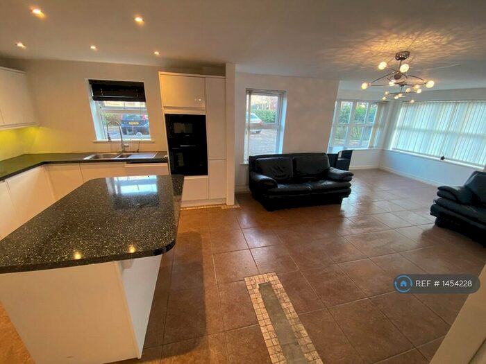 2 Bedroom Flat To Rent In Berkeley House, Blackpool, FY3