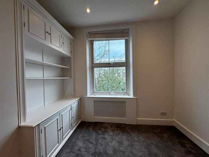 2 Bedroom Flat To Rent In Redcliffe Gardens, Chelsea, London, SW10