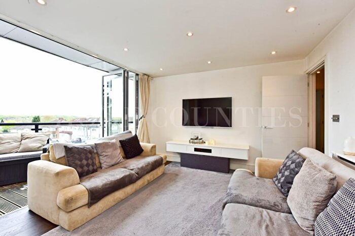 2 Bedroom Apartment For Sale In Southgate Road, Potters Bar, EN6