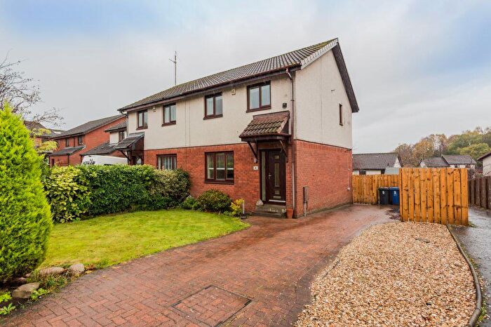 3 Bedroom Semi-Detached Villa For Sale In Glenmoss Avenue, Erskine, PA8