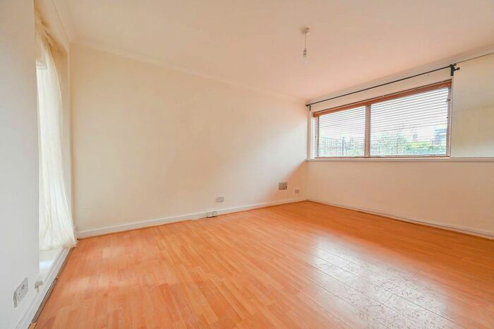 2 Bedroom Flat To Rent In Parkgate Road, Battersea, London, SW11