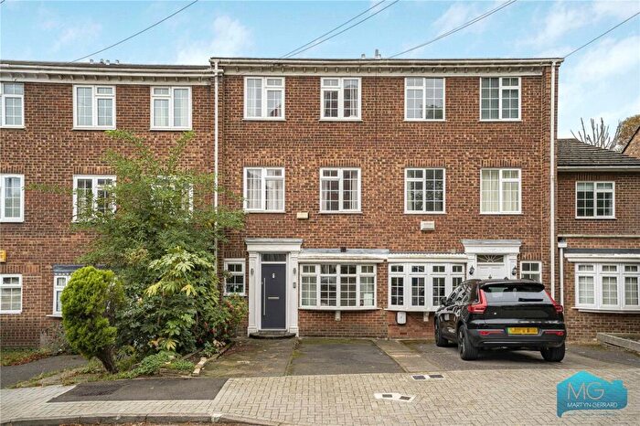 4 Bedroom Terraced House To Rent In Oakview Gardens, East Finchley, London, N2