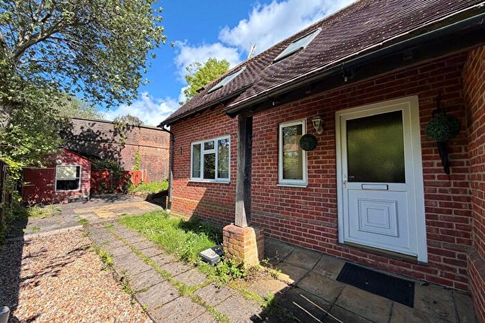 2 Bedroom End Of Terrace House To Rent In Station Road, Petersfield, Hampshire, GU32