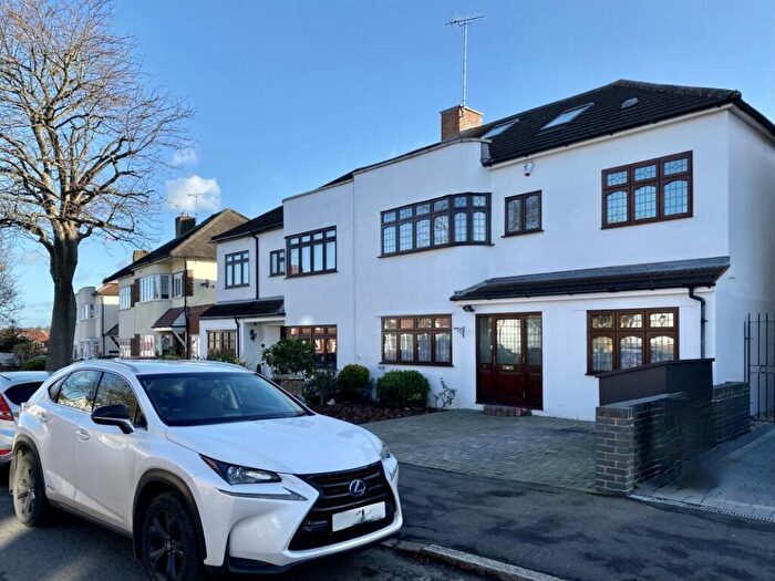 5 Bedroom Semi-Detached House For Sale In Sherwood Avenue, South Woodford, E18