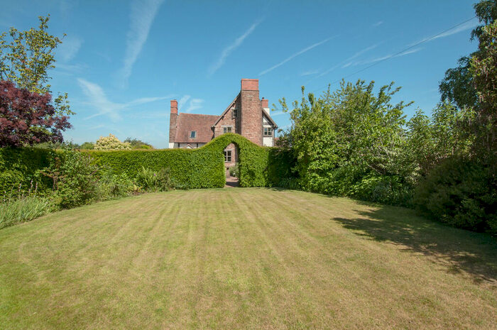 5 Bedroom Farm House To Rent In Lea, HR9