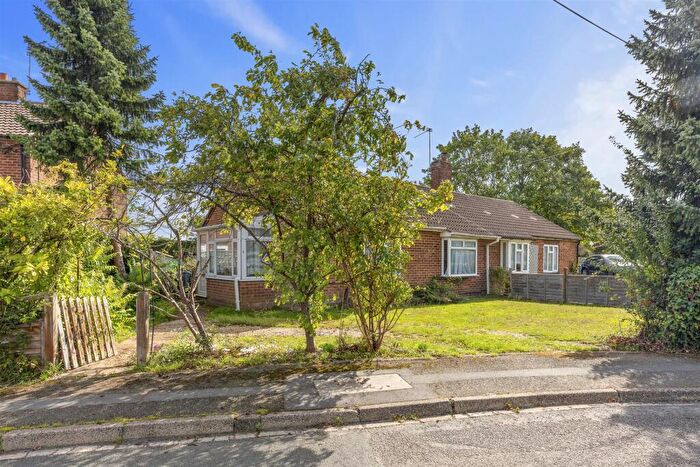 1 Bedroom Semi-Detached Bungalow For Sale In Earle Howe Road, Holmer Green (no Chain), HP15