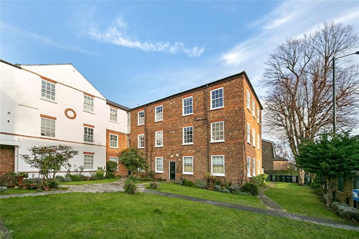 1 Bedroom Flat For Sale In Courtyard Apartments, Teddington, TW11