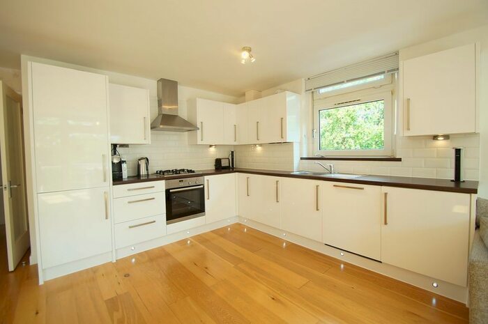 2 Bedroom Flat To Rent In Manor Court, Weybridge, KT13