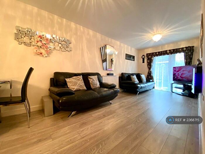 2 Bedroom Flat To Rent In Bole Court, Enfield, EN2