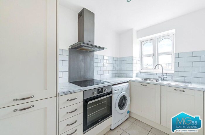 2 Bedroom Apartment To Rent In Taunton Drive, East Finchley, N2