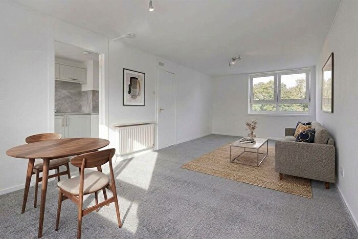 3 Bedroom Maisonette For Sale In The Vennel, Linlithgow, EH49