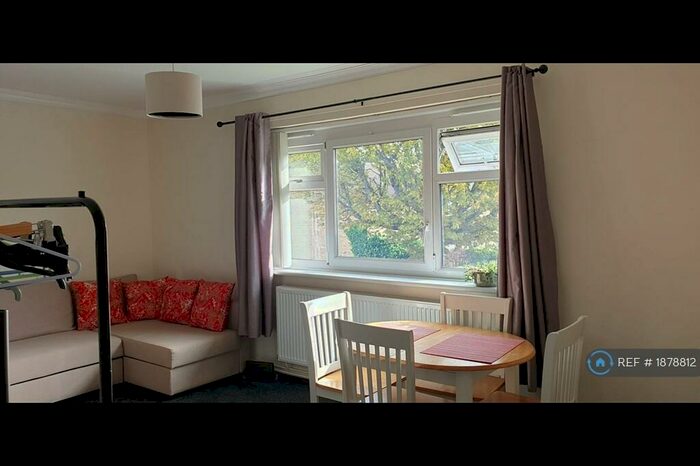 2 Bedroom Flat To Rent In Luffield Road, London, SE2