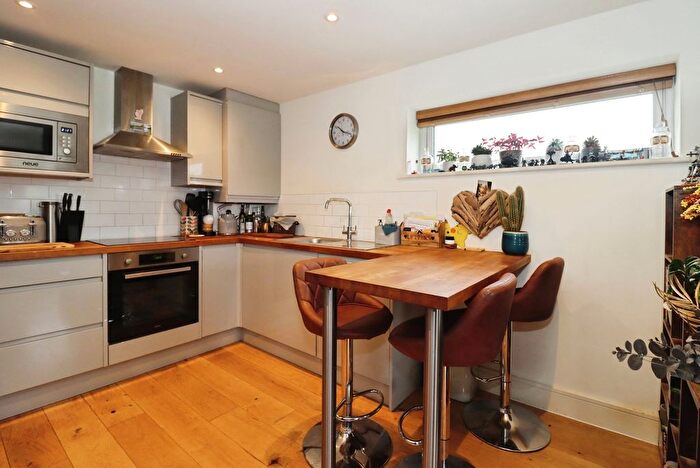2 Bedroom Flat For Sale In Netham Road, Bristol, Avon, BS5