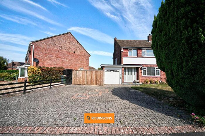 3 Bedroom Semi-Detached House For Sale In Pipers Croft, Dunstable, LU6