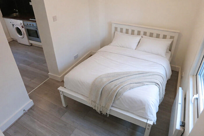 Studio To Rent In West Green Road, London, N15