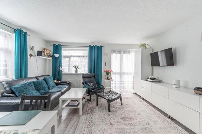 2 Bedroom Maisonette For Sale In Cherrycroft Gardens, Pinner, HA5