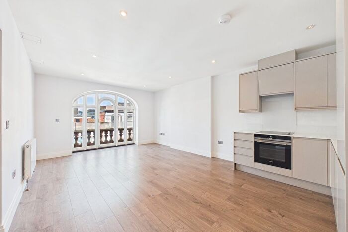 2 Bedroom Flat To Rent In High Street, Maidenhead, Berkshire, SL6