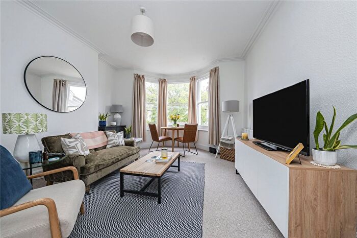 2 Bedroom Flat For Sale In Larkfield Road, Richmond, TW9