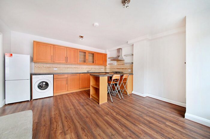 2 Bedroom Flat To Rent In Tooting High Street, Wandsworth Common, SW17