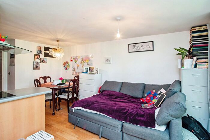 1 Bedroom Flat For Sale In Farthing Close, Watford, WD18