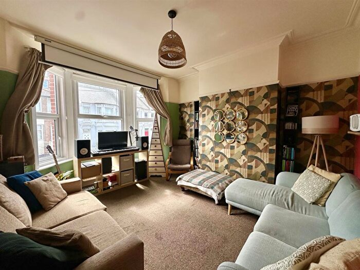 2 Bedroom Flat For Sale In Emmanuel Road, Hastings, TN34