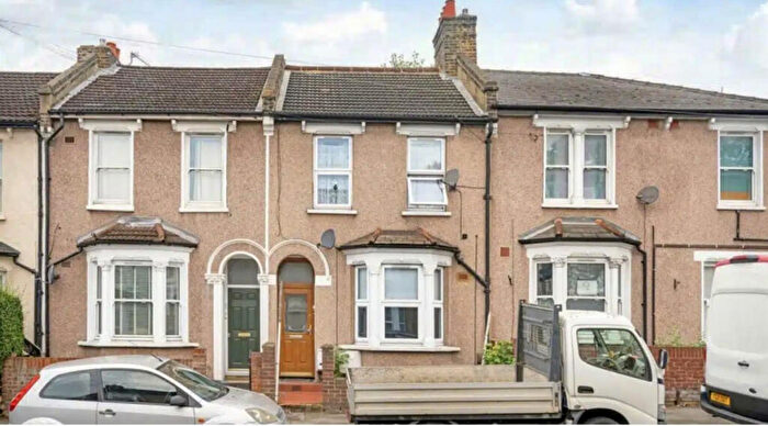 2 Bedroom Apartment To Rent In Parish Lane, London, SE20