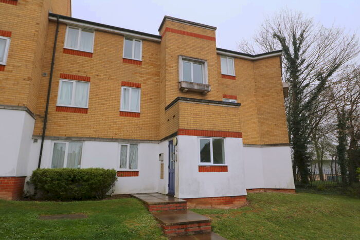 2 Bedroom Flat To Rent In Dadswood, CM20