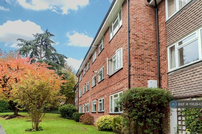 2 Bedroom Flat To Rent In Avondale Court, Sutton, SM2