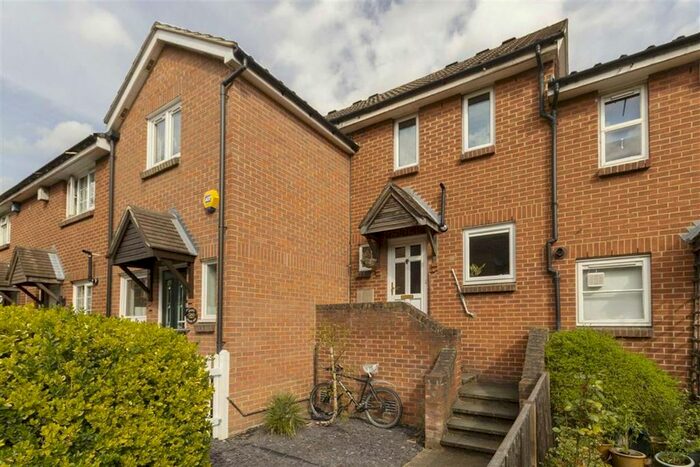 2 Bedroom Property To Rent In Lavender Road, London, SE16