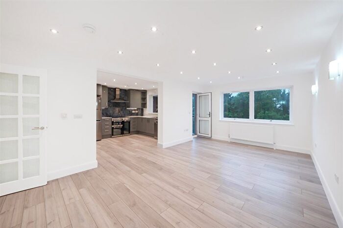 3 Bedroom Property To Rent In Ballards Lane, London, N3