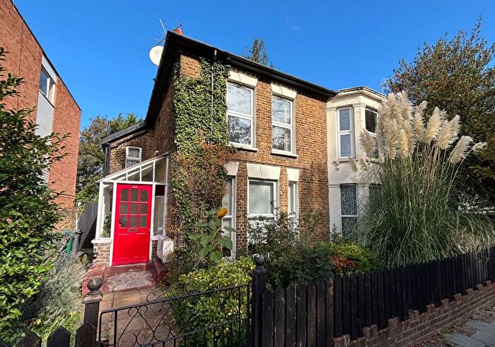 3 Bedroom Detached House For Sale In Friern Barnet Road, Friern Barnet, London, N11