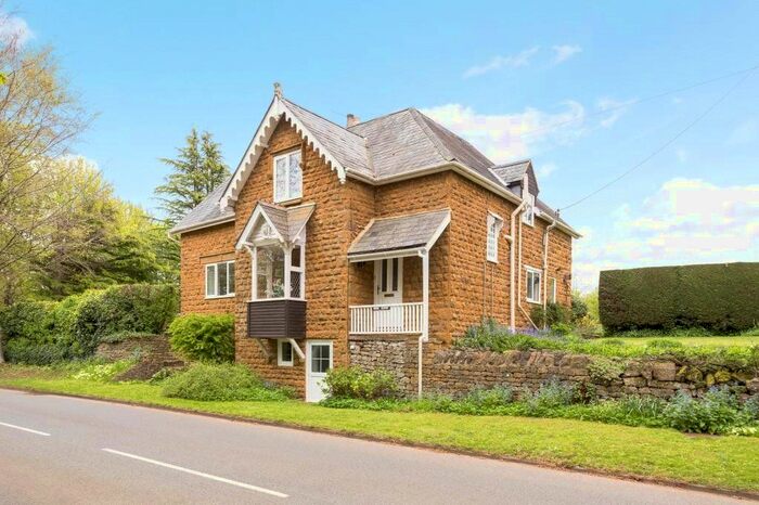 4 Bedroom Detached House For Sale In High-Ridge, Edge Hill, Banbury, Oxfordshire, OX15