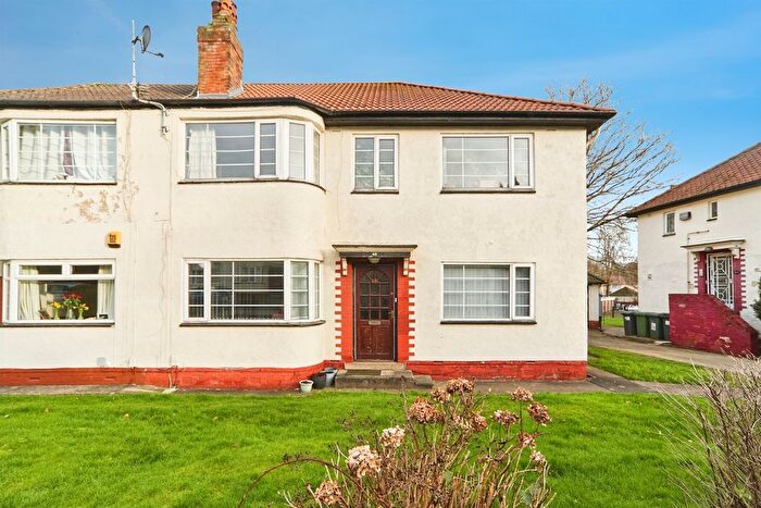 2 Bedroom Flat For Sale In Sandringham Drive, Leeds, LS17