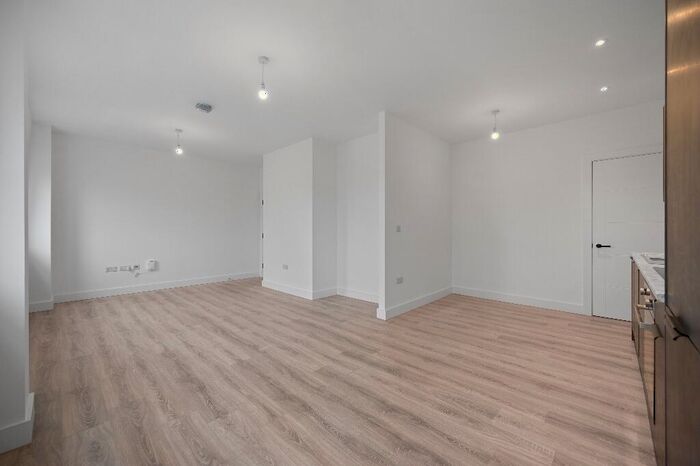 2 Bedroom Flat To Rent In The Grove, Slough, Berkshire, SL1