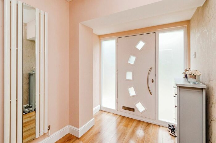 3 Bedroom End Of Terrace House For Sale In Murdock Way, Walsall, WS2