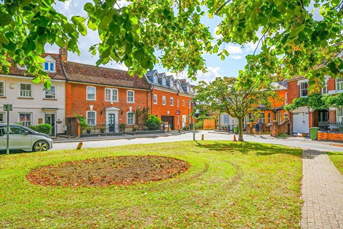 2 Bedroom Flat To Rent In Monument Green, Weybridge, KT13