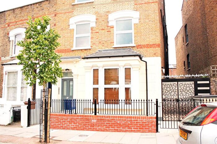 Apartment To Rent In Foulden Road, Stoke Newington, London, N16