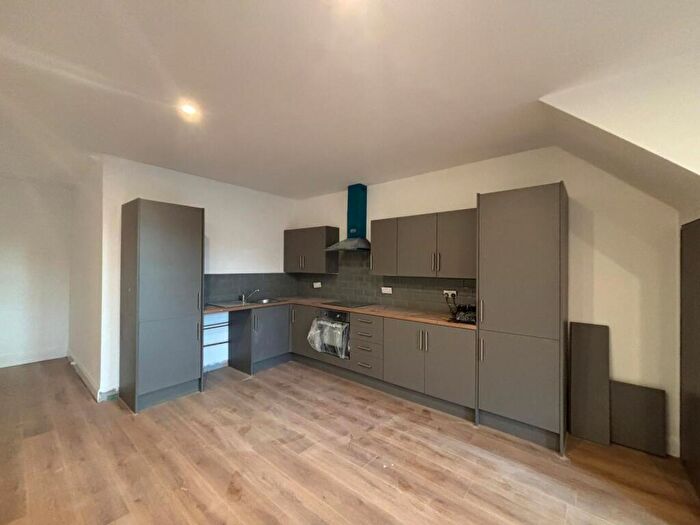 3 Bedroom House To Rent In College Street, SA18