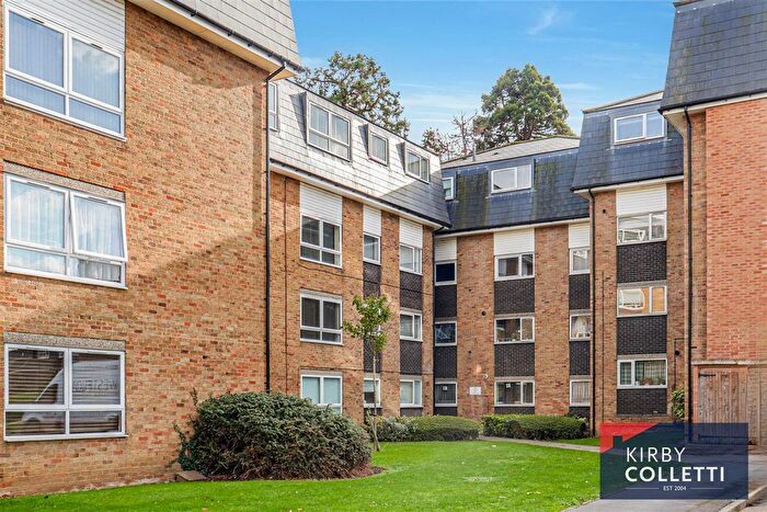 2 Bedroom Flat For Sale In Lampits, Hoddesdon, Hertfordshire, EN11