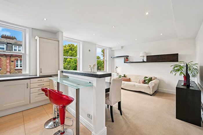 2 Bedroom Flat For Sale In Nevern Square, London, SW5