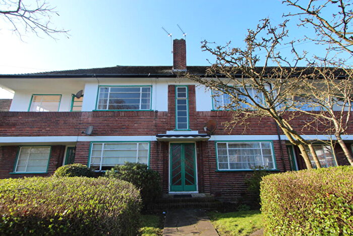 2 Bedroom Apartment To Rent In Ossulton Way, London, N2